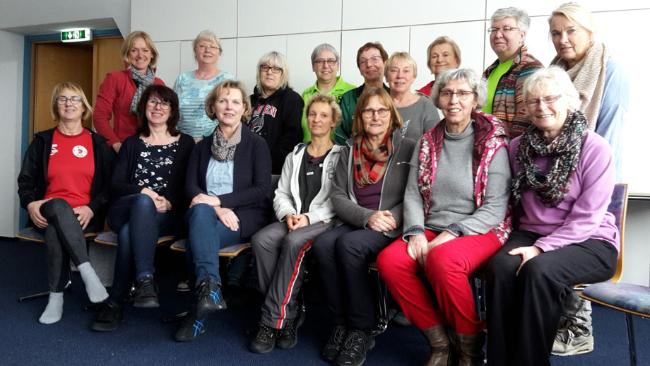 Gut gelaunt präsentierten sich die teilnehmenden Sportlerinnen des Winterwochenendes zwischen den Lehrgangsblöcken zum Gruppenbild.