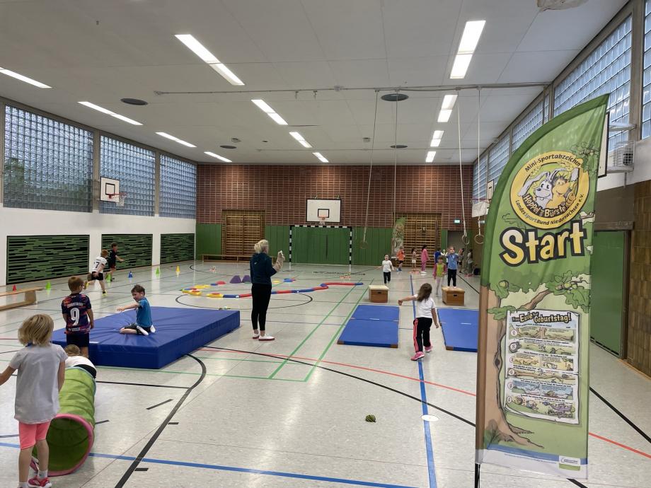 Die Erstklässler der Grundschule Bad Sachsa zeigten sich begeistert beim Minisportabzeichen mit Hoppel & Bürste.